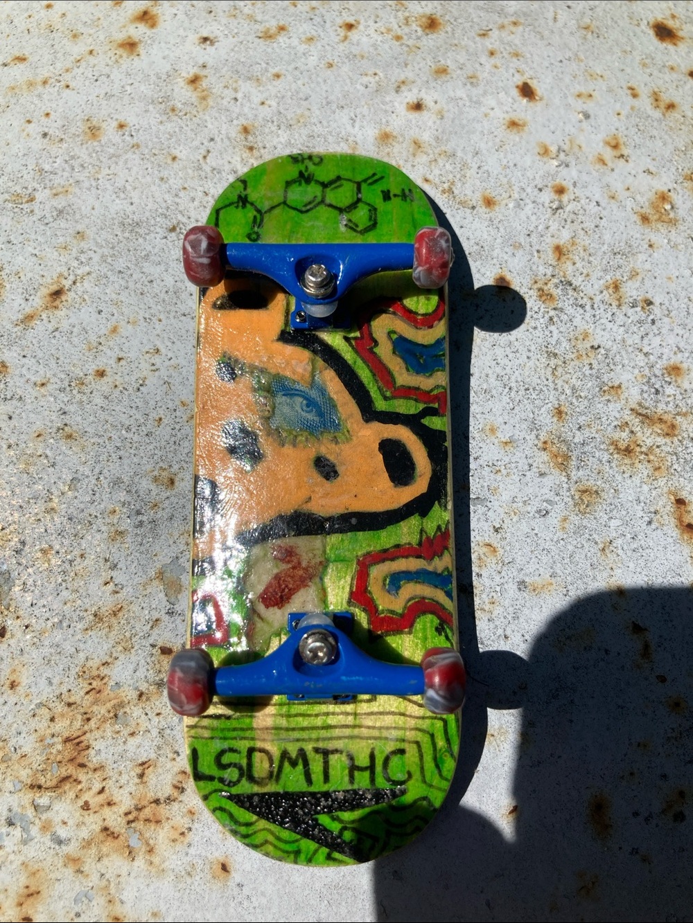 Fingerboard Skateboard with Blue Trucks and real bearing in the wheels used